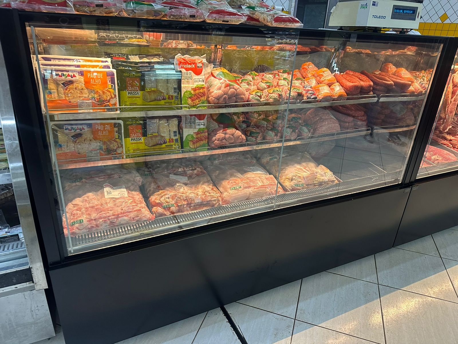 Balcão com produtos na vitrine